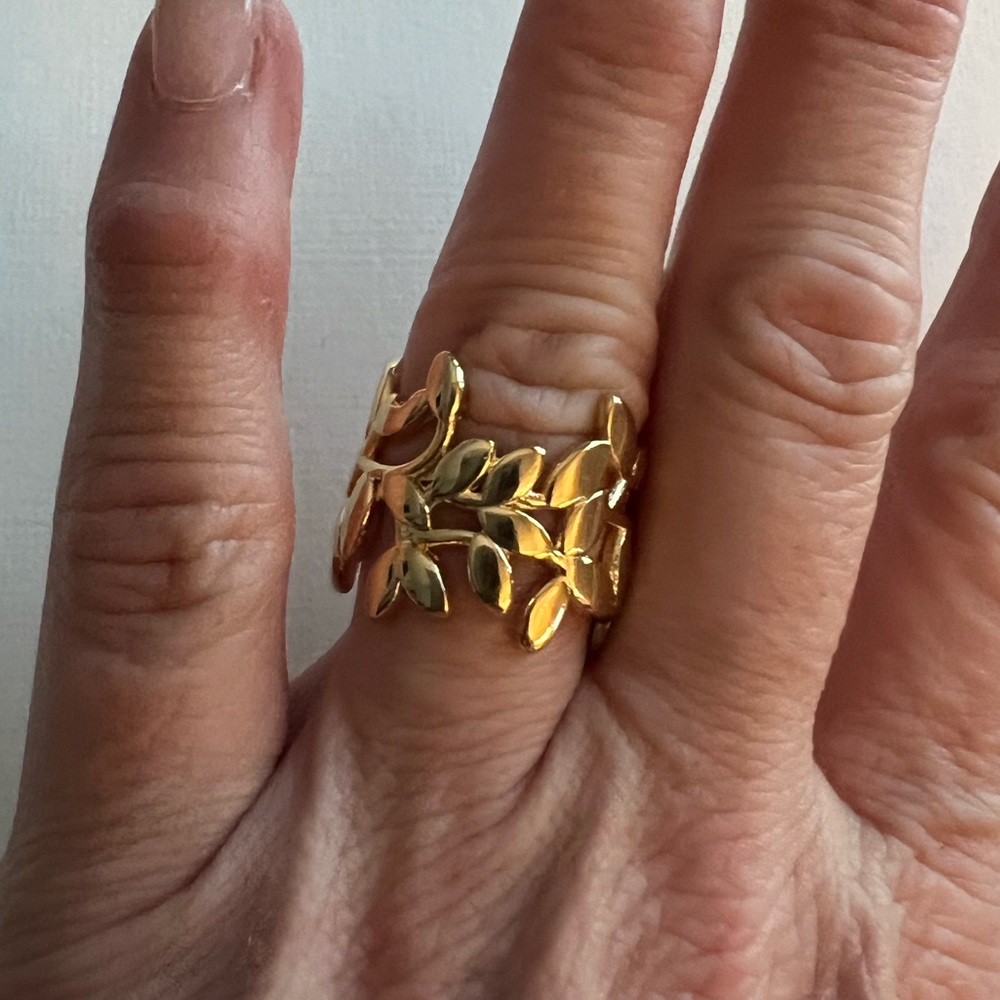 New costume leaf patterned ring size 6